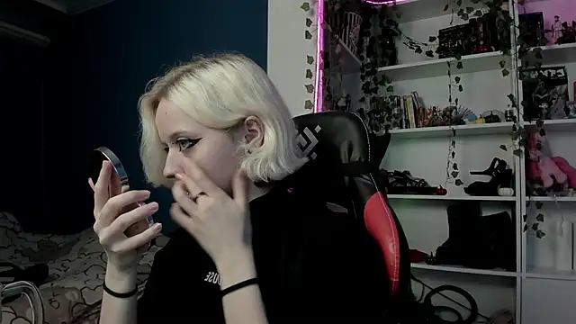 Snapshot of Holy_Mistress_S chatting on 8, 11, 2025 Holy Mistress S online show from 8, 11, 2025