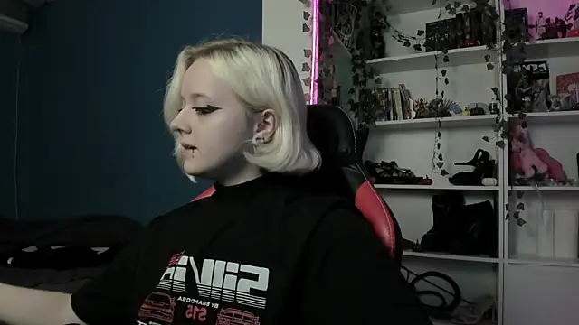 Snapshot of Holy_Mistress_S chatting on 12, 11, 2025 Holy Mistress S online show from 12, 11, 2025