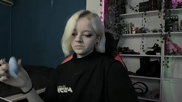 Snapshot of Holy_Mistress_S chatting on 14, 11, 2025 Holy Mistress S online show from 14, 11, 2025