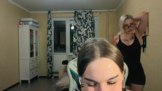 Snapshot of girls_n_roses chatting on 29, 10, 2025 girls n roses online show from 29, 10, 2025