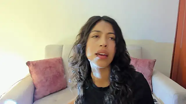 Snapshot of emily_jonessxx chatting on 28, 10, 2025 emily jonessxx online show from 28, 10, 2025