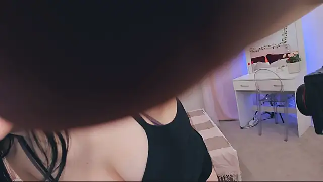 Snapshot of AriaThorn chatting on 8, 11, 2025 AriaThorn online show from 8, 11, 2025