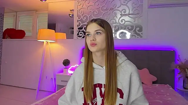 Snapshot of LuisaClover chatting on 3, 12, 2025 LuisaClover online show from 3, 12, 2025