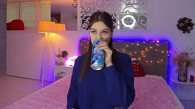 Snapshot of LuisaClover chatting on 16, 12, 2025 LuisaClover online show from 16, 12, 2025