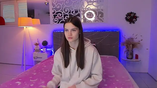 Snapshot of LuisaClover chatting on 19, 12, 2025 LuisaClover online show from 19, 12, 2025