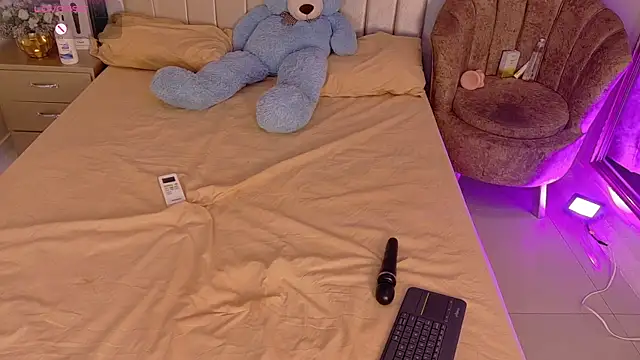 iam nicolle online show from 4, 12, 2025