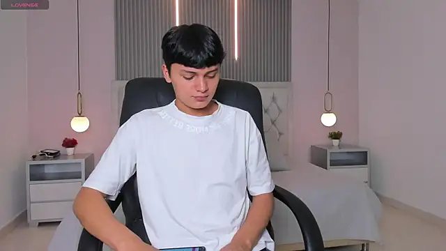 Snapshot of Maxii18_ chatting on 19, 12, 2025 Maxii18 online show from 19, 12, 2025