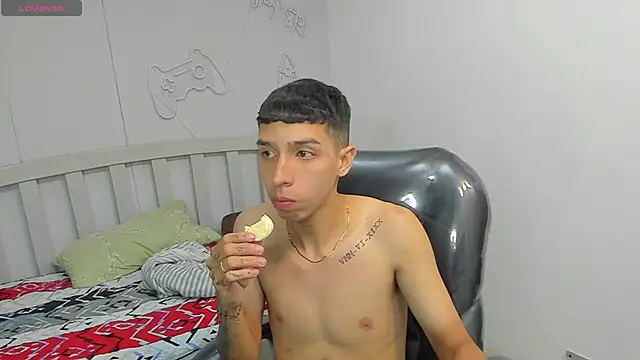 Snapshot of SamNicolson chatting on 25, 10, 2025 SamNicolson online show from 25, 10, 2025