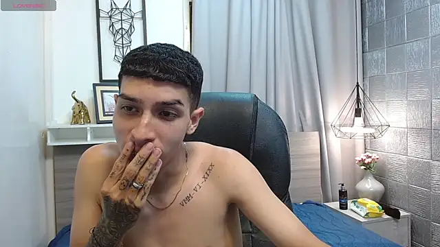 Snapshot of SamNicolson chatting on 28, 10, 2025 SamNicolson online show from 28, 10, 2025