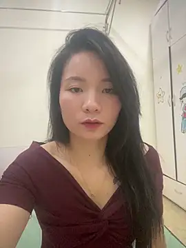 Bee Yellow00 online show from 29, 4, 2026