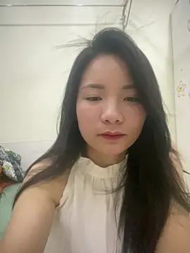 Bee Yellow00 online show from 4, 5, 2026