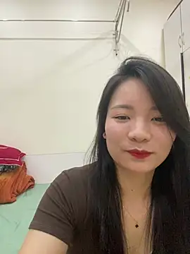 Bee Yellow00 online show from 9, 5, 2026