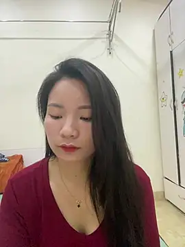 Bee Yellow00 online show from 12, 5, 2026