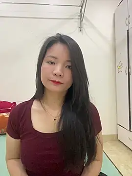 Bee Yellow00 online show from 13, 5, 2026