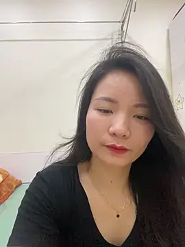 Bee Yellow00 online show from 16, 5, 2026