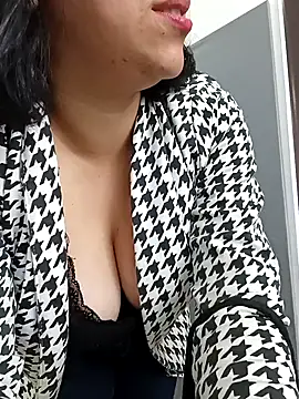 Caroline-17 online show from 1, 12, 2025