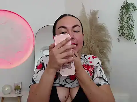 Yadis hot online show from 27, 2, 2026