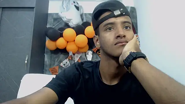 Snapshot of Tommy_22CM chatting on 30, 10, 2025 Tommy 22CM online show from 30, 10, 2025