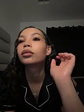 Snapshot of nikkiloveee chatting on 20, 4, 2026 nikkiloveee online show from 20, 4, 2026