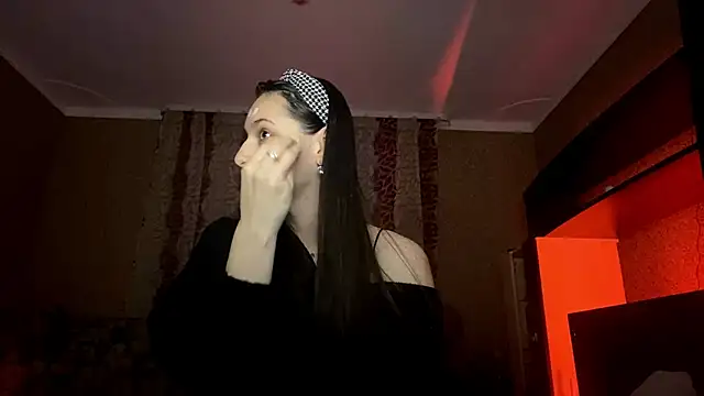 Poly Falkony online show from 28, 10, 2025