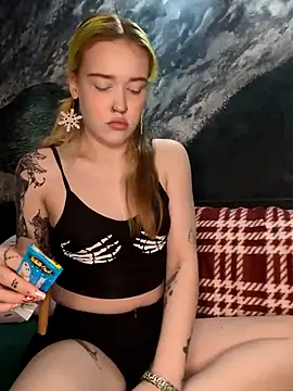 Snapshot of mattiethebaddieee chatting on 17, 12, 2025 mattiethebaddieee online show from 17, 12, 2025