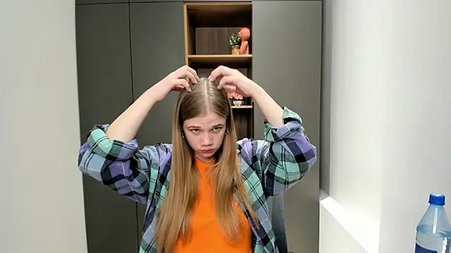 Snapshot of LuciaTiell chatting on 28, 10, 2025 LuciaTiell online show from 28, 10, 2025