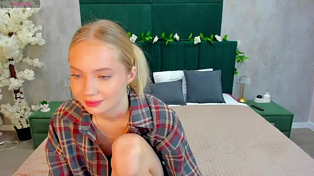 Melanie Ryer online show from 13, 11, 2025