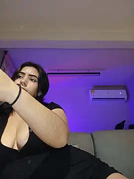 Snapshot of Sara-215 chatting on 8, 4, 2026 Sara-215 online show from 8, 4, 2026