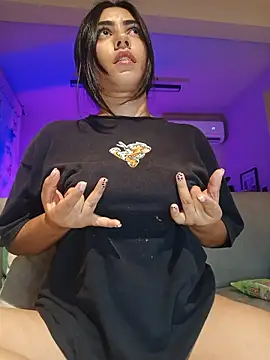 Snapshot of Sara-215 chatting on 11, 4, 2026 Sara-215 online show from 11, 4, 2026