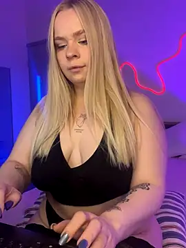 Snapshot of LisaCandy1 chatting on 3, 12, 2025 LisaCandy1 online show from 3, 12, 2025