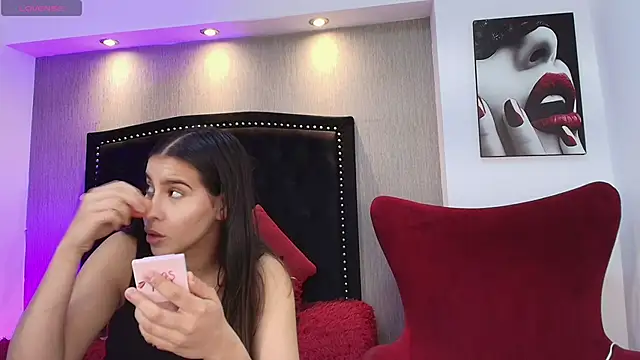 Luna Lov Titan online show from 19, 12, 2025