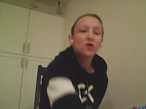 Karebearz1 online show from 6, 4, 2026