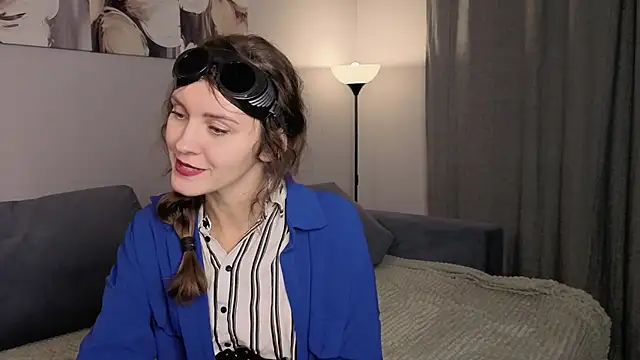 LauraYoungg online show from 30, 10, 2025