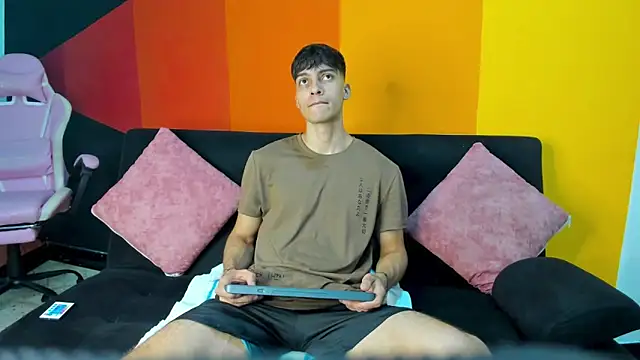 AlessioVitale online show from 4, 12, 2025