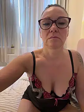 HotLdyllic online show from 9, 5, 2026