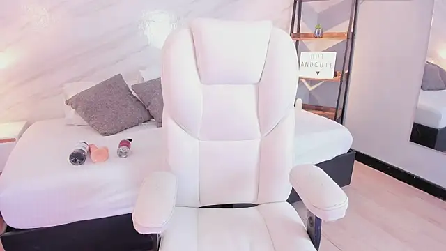 leo and mia online show from 16, 12, 2025