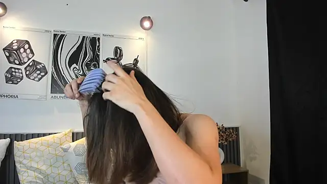 Cloe Bonne online show from 12, 11, 2025