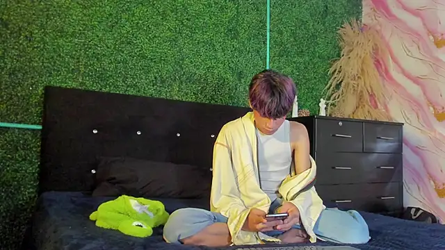 Leo Glow online show from 25, 2, 2026