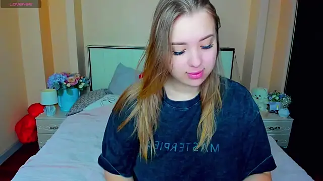 Snapshot of AlexissMmm chatting on 8, 11, 2025 AlexissMmm online show from 8, 11, 2025