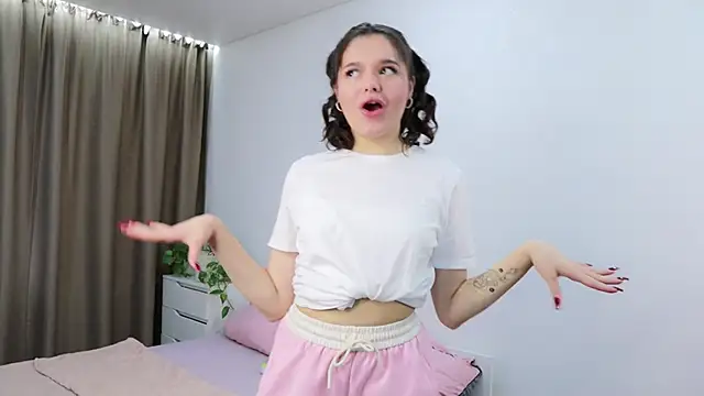 Xo Laura online show from 4, 11, 2025