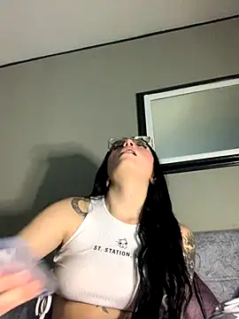 Naomii2 online show from 3, 11, 2025