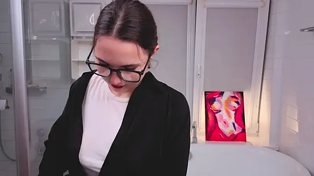 Snapshot of LeenaPuita chatting on 5, 12, 2025 LeenaPuita online show from 5, 12, 2025