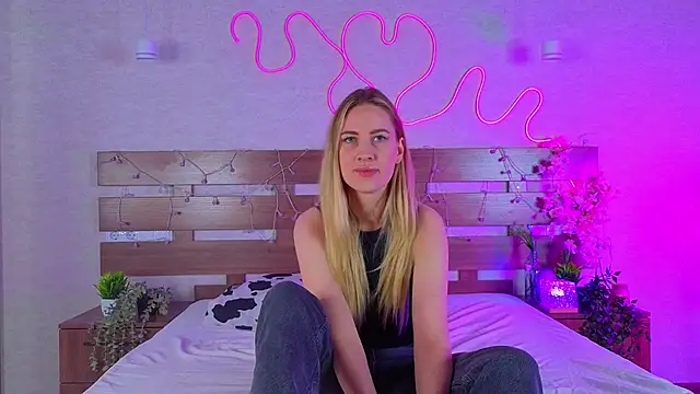 Snapshot of TonyaReid chatting on 18, 12, 2025 TonyaReid online show from 18, 12, 2025