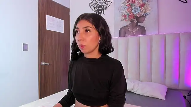 Snapshot of Isabella_Crofts chatting on 6, 11, 2025 Isabella Crofts online show from 6, 11, 2025