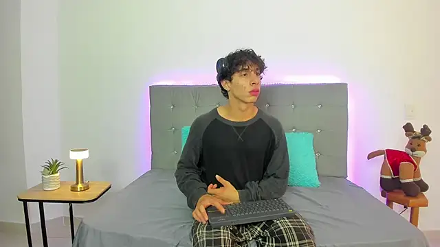 Snapshot of chris_evans27 chatting on 26, 11, 2025 chris evans27 online show from 26, 11, 2025