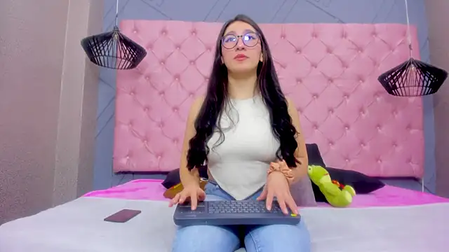 Snapshot of Mia_Horney chatting on 2, 12, 2025 Mia Horney online show from 2, 12, 2025