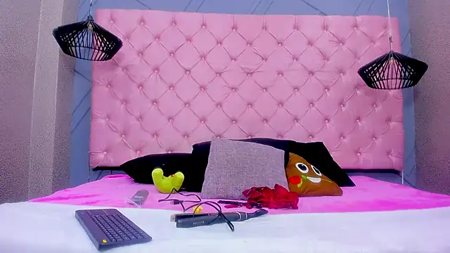 Snapshot of Mia_Horney chatting on 17, 12, 2025 Mia Horney online show from 17, 12, 2025