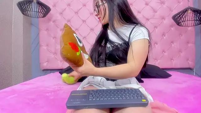 Snapshot of Mia_Horney chatting on 22, 12, 2025 Mia Horney online show from 22, 12, 2025