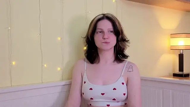 Snapshot of LatinaHuguenin chatting on 5, 2, 2026 LatinaHuguenin online show from 5, 2, 2026