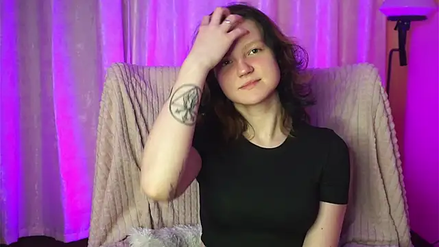 Snapshot of LatinaHuguenin chatting on 19, 3, 2026 LatinaHuguenin online show from 19, 3, 2026